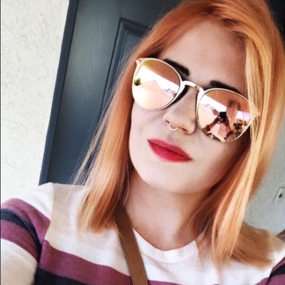 Meet your Posher, Caitlin